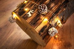 Reťaz MagicHome Vianoce Pine, 20x LED teplá biela, so zasneženými šiškami, 2xAA, jednoduché svietenie, osvetlenie, L-1,9 m